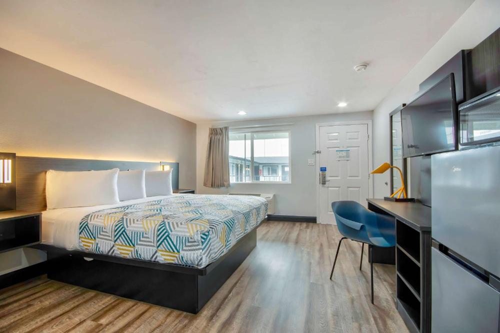 King Room with Roll-in Shower - Disability Access - Non-Smoking interior